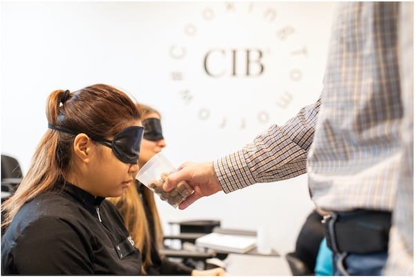 Análisis sensorial Estudiante realizando análisis sensorial con ojos vendados
