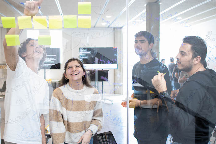 Creatividad e Innovación Alumnos trabajando en dinámicas creativas