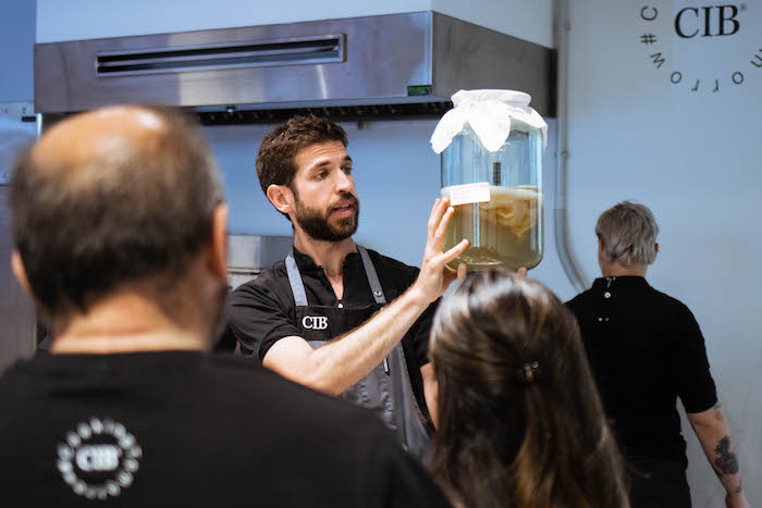 Fundamentos científicos Instructor explicando microbiota intestinal