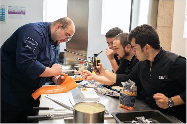 Producto Estudiantes aprendiendo sobre materias primas en cocina