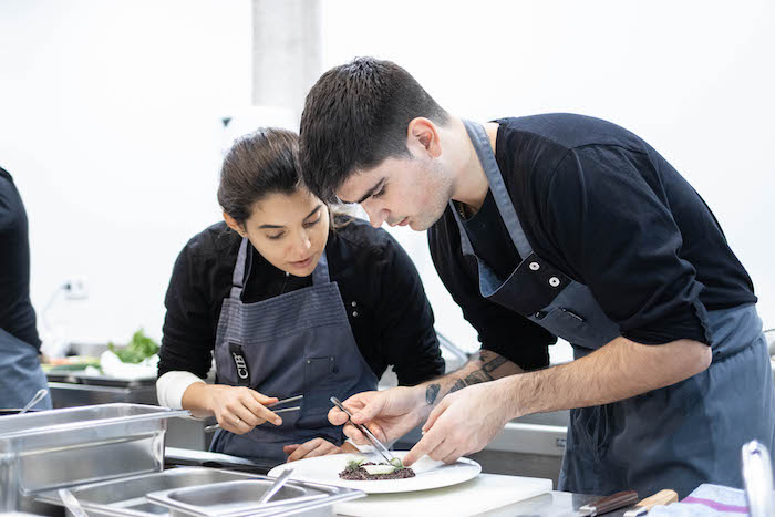 Tecnología aplicada Estudiantes practicando técnicas de cocina aplicadas