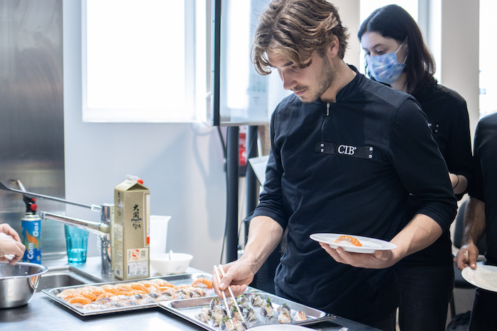 Territorios gastronómicos Alumnos cocinando platos internacionales